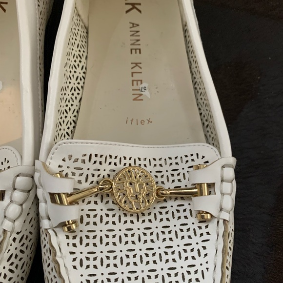 Flat white Anne Klein shoes - Picture 3 of 6
